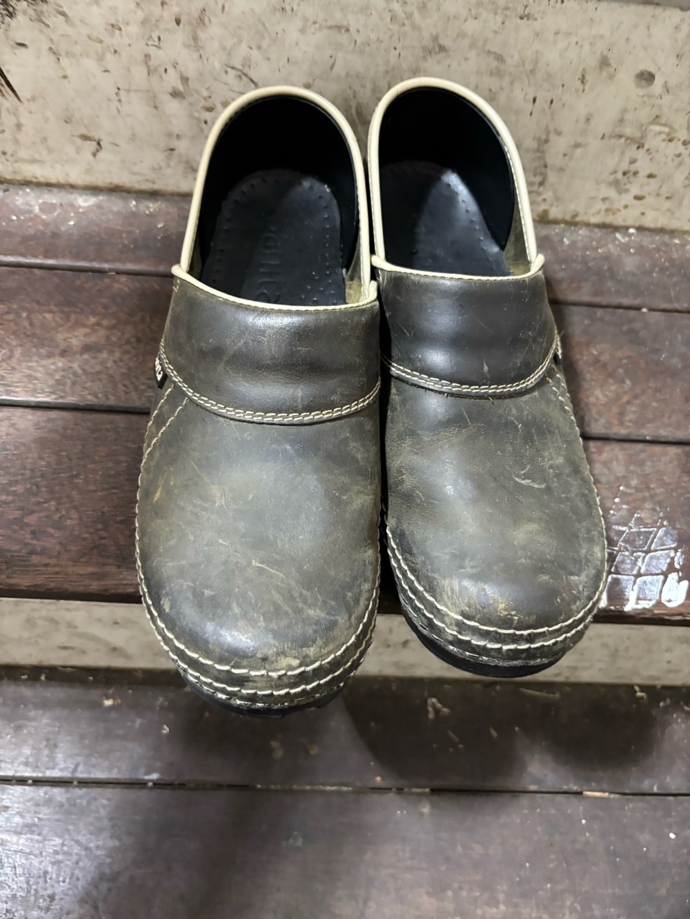 Classic SanitaSlip-On Leather Clogs in Dark Brown